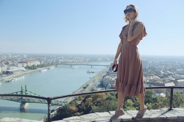 Budapeşte yaz kızı, Macaristan 'ın başkenti, Tuna Köprüsü, Gelert Tepesi panoramik manzarası