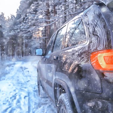 SUV orman kışı, orman yolu üzerindeki araba, manzara mevsimlik kar ormanı manzarası