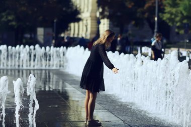 Budapeşte yaz kızı, Macaristan 'ın başkenti, Tuna Köprüsü, Gelert Tepesi panoramik manzarası
