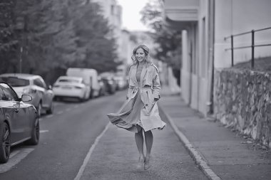 Avrupa 'ya bahar gezisi için eski bir kasabadaki ceketli kız.