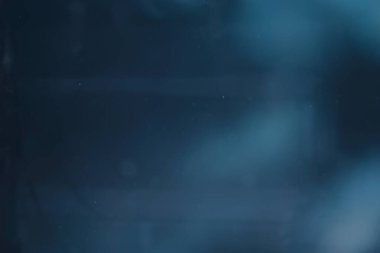 mavi kar yağışı bokeh arkaplanı, soyut kar tanesi arkaplanı bulanık mavi