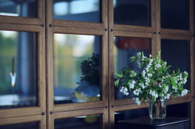 Bir vazoda elma ağacı dalları buketi, Bahar Çatı katında güzel bir buket