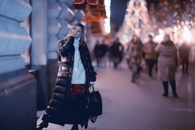 Noel alışveriş merkezi, genç manken akşam alışverişi, mevsimlik indirim, kış akşamı şehir dışında.