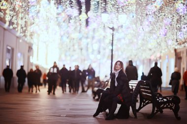 Noel alışveriş merkezi, genç manken akşam alışverişi, mevsimlik indirim, kış akşamı şehir dışında.