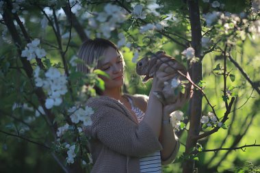 Bahar bak, elinde tavşan Paskalya kutlamaları, çiçek açan elma bahçesinde güzel bir geçmiş.