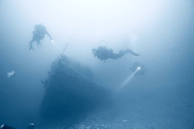 Gemi enkazı dalış arazisi suyun altında, eski gemi dipte, hazine avı