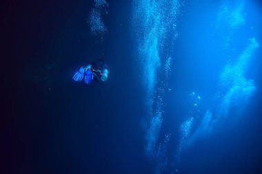 Cenote Angelita, Meksika, mağara dalışı, sualtı macerası, deniz altı sisi altındaki manzara.