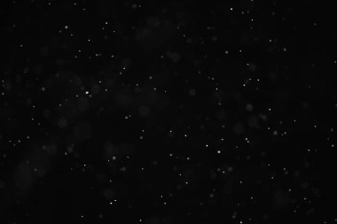 Kar siyah arkaplan soyut dokusu, gökyüzüne düşen kar taneleri