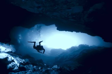 Cenotes 'a dalış, Meksika' ya, tehlikeli mağaralara Yucatan 'a dalış, karanlık mağaralara sualtı manzarası.