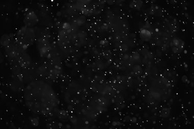 Kar siyah arkaplan soyut dokusu, gökyüzüne düşen kar taneleri