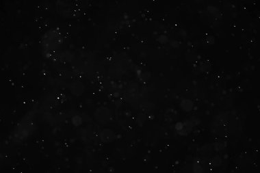 Kar siyah arkaplan soyut dokusu, gökyüzüne düşen kar taneleri