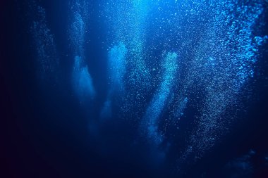 Suyun altındaki hava kabarcıkları arka planda dalış yapan doğa su altında soyut arkaplan