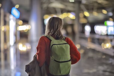 İstasyonda sırt çantalı turist kız, bahar gezisi.