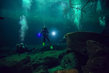 Cenotes 'a dalış, Meksika' ya, tehlikeli mağaralara Yucatan 'a dalış, karanlık mağaralara sualtı manzarası.