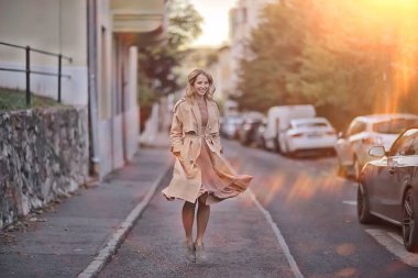 İtalyan görünümlü şehir tarzı elbiseli mutlu kız.