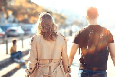 Sevgili çiftler Budapeşte yürüyüşü, bahar manzarası Hungary 'nin başkenti, erkek ve kadın turistler