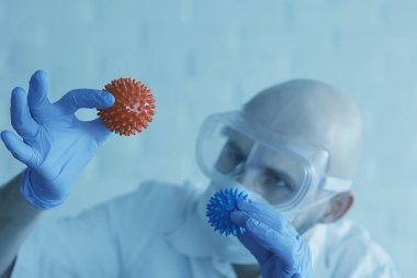 Doktor Coronavirus testi, konsept virüsü, salgın, taklit laboratuvarı biyolojik tehlike