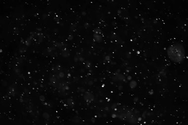 Kar siyah arkaplan soyut dokusu, gökyüzüne düşen kar taneleri