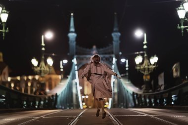 Paltolu kız, bahar bakışı, Budapeşte 'de gece yürüyüşü zincir köprü manzarası