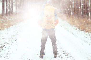 Ormanda sırt çantalı bir gezgin, Amerikan ormanlarında kış manzaralı, Kuzey Amerika manzaralı.