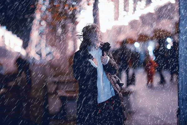 Weihnachten Regen Frau Junges Mädchen Modell Mantel Draußen Heiligabend — Stockfoto