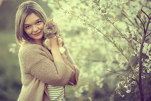 Frühlingslook Mädchen Mit Einem Hasen Ostergrüße Schöner Hintergrund Einem Blühenden — Stockfoto