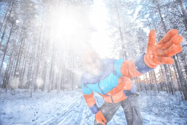 Homem Feliz Floresta Inverno Acenando Gesto Mão Visão Inverno Turismo — Fotografia de Stock