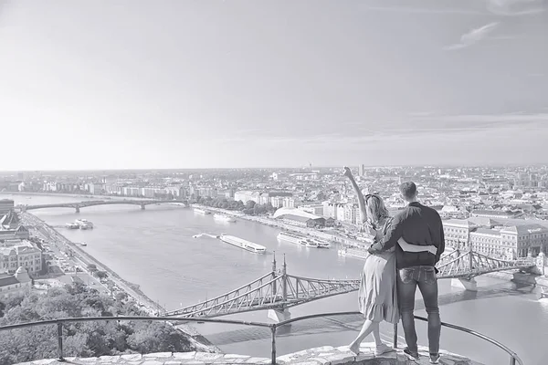 Liebhaber Jungen Und Mädchen Blick Auf Budapest Panorama Gellert Hill — Stockfoto