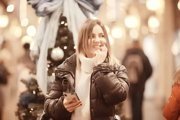 Χριστούγεννα Εμπορικό Κορίτσι Πόλη Νέα Μοντέλο Βράδυ Ψώνια Δώρο Εποχιακή — Φωτογραφία Αρχείου
