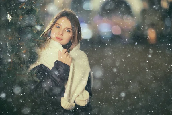 Снігопад Жінка Місто Різдво Зовні Портрет Міста Снігопаді Молода Модель — стокове фото