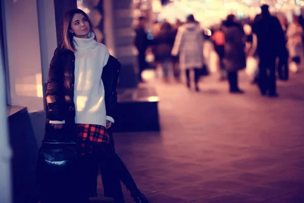 Compras Navidad Chica Ciudad Joven Modelo Compras Regalos Por Noche — Foto de Stock