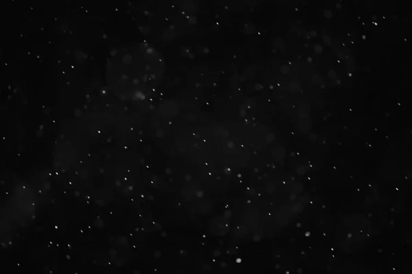 雪の黒い背景抽象的なテクスチャ空のオーバーレイに落ちる雪のフレーク — ストック写真