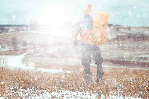 Arktischer Tourist Blick Von Hinten Auf Einen Mann Mit Rucksack — Stockfoto