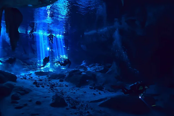 Подводный Мир Пещеры Юкатан Сеноте Темный Ландшафт Сталактитов Землей Дайвер — стоковое фото