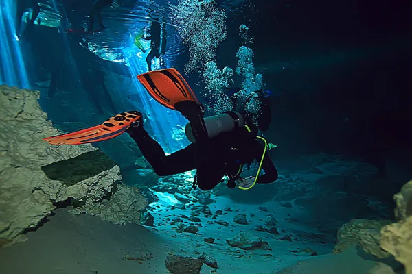 Підводна Світова Печера Каньйону Юкатан Темний Пейзаж Під Землею Дайвер — стокове фото