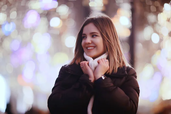 Kız Noel Işıkları Akşam Dekore Edilmiş Şehir Şehir Dekorasyonları Çelenklerin — Stok fotoğraf