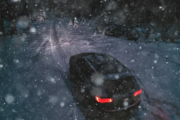 Auto Zimním Lese Krajina Cestování Vánočním Sněžném Lese — Stock fotografie