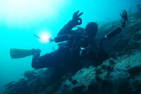 Fotógrafo Subaquático Com Uma Câmera Hobby Mergulhador Boxe Subaquático Especial — Fotografia de Stock