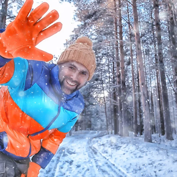 Hombre Feliz Bosque Invierno Saludando Gesto Mano Vista Invierno Turismo —  Fotos de Stock