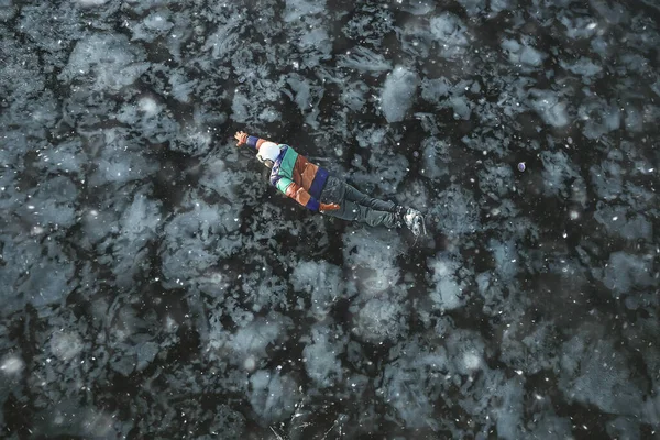 Hombre Patines Hielo Encuentra Hielo Transparente Del Lago Vista Desde — Foto de Stock