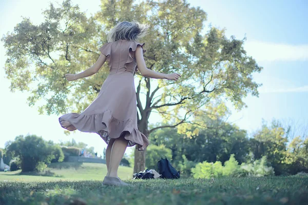 Menina Felicidade Estilo Urbano Vestido Andando Italiano Olhar — Fotografia de Stock