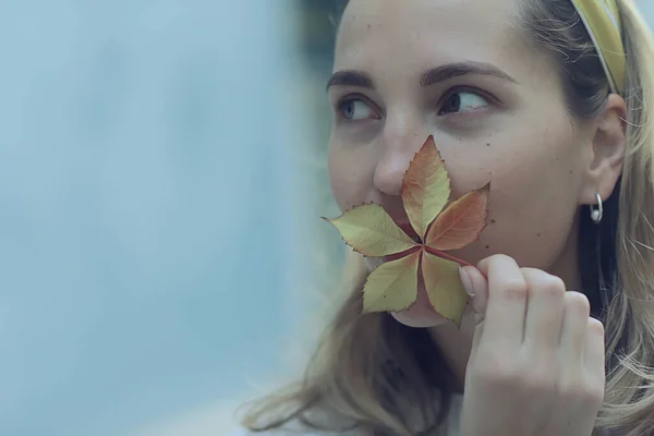 Mujer Feliz Mirada Otoño Chica Joven Fuera Estado Ánimo Otoño — Foto de Stock