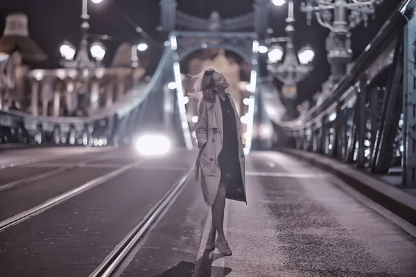 Chica Abrigo Mirada Primavera Paseo Nocturno Budapest Cadena Puente Paisaje — Foto de Stock