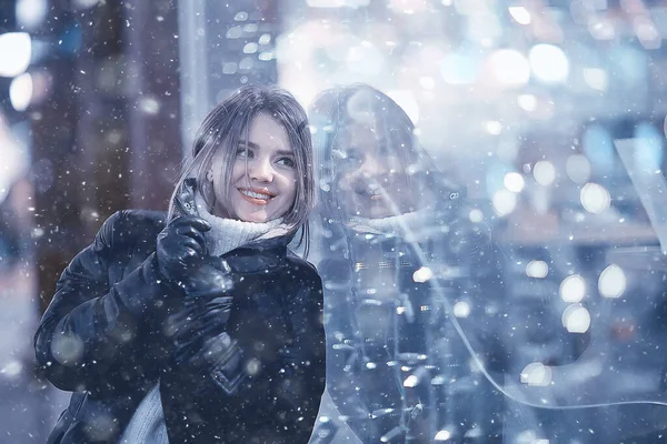 Snowfall Woman City Christmas Πορτρέτο Της Πόλης Χιονόπτωση Μοντέλο Εορταστική — Φωτογραφία Αρχείου