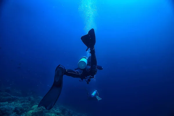 Дайвер Ласты Вид Спины Водой Подводный Вид Спину Человека Плавающего — стоковое фото