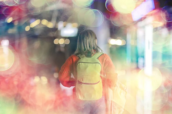 駅でリュックを持ってる観光客の女の子春旅行 — ストック写真