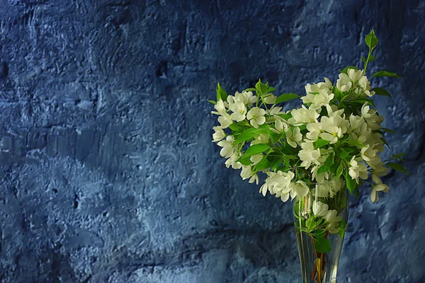 Bukett Blommor Äppelträd Grenar Vas Vacker Bukett Våren Loft Interiör — Stockfoto