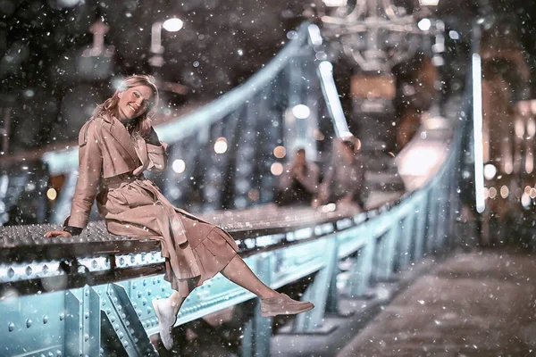 Kış Budapeşte Köprüsü Kızı Kış Manzarası Budapeşte Kadın Turist Kışın — Stok fotoğraf