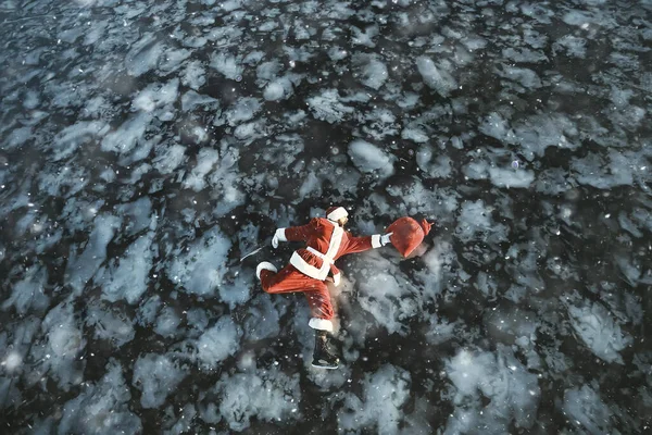 Santa Claus Bruslení Ledě Jezera Uklouzl Leží Santa Ztroskotanec — Stock fotografie
