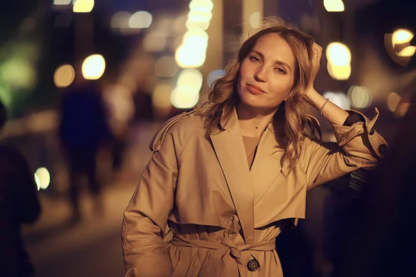 Chica Abrigo Mirada Primavera Paseo Nocturno Budapest Cadena Puente Paisaje —  Fotos de Stock